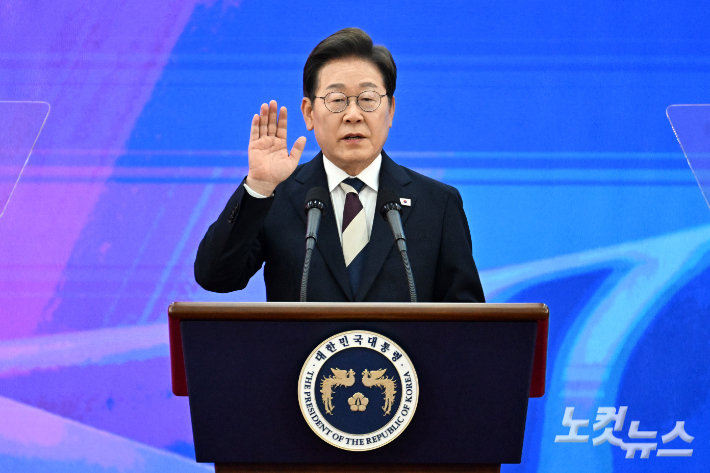 예포도 공연도 생략…간소하게 치러진 李대통령 취임선서