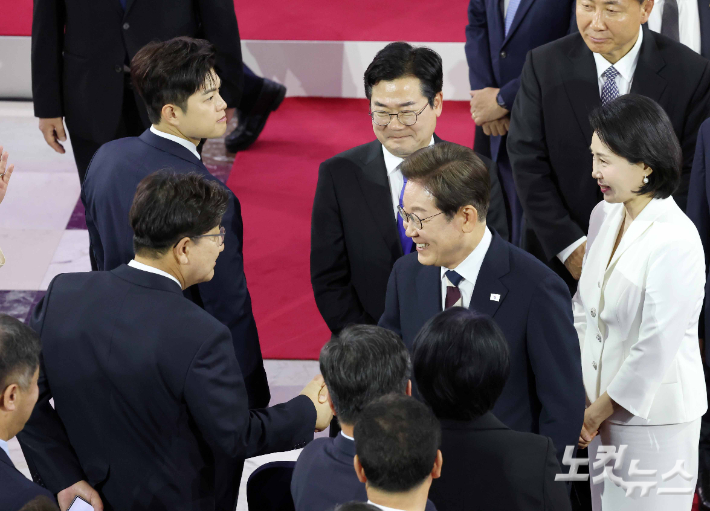 제21대 대통령에 당선된 이재명 대통령이 4일 국회 로텐더홀에서 열린 취임선서에서 권성동 원내대표와 악수하고 있다. 국회사진기자단