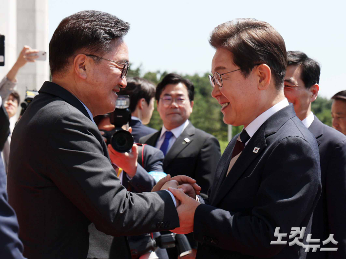 이재명 대통령이 취임 선서를 하기 위해 4일 오전 서울 여의도 국회에 들어서며 우원식 국회의장과 악수하고 있다. 윤창원 기자