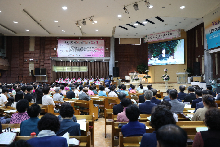 군산중동교회가 창립 74주년을 맞아 지난 1일 임직식과 선교사 파송식을 진행했다.