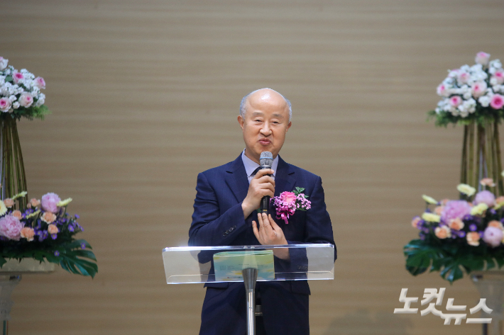 명예장로로 추대 받은 고대곤 장로가 답사를 전하고 있다.