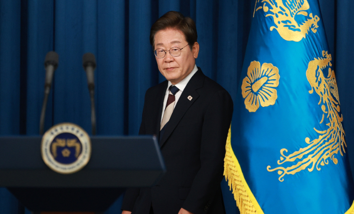 이재명 대통령이 4일 서울 용산 대통령실 청사에서 열린 인사브리핑에 입장하고 있다. 연합뉴스
