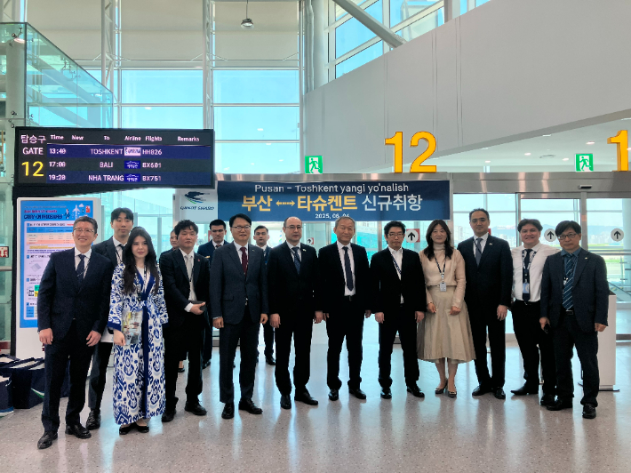 한국공항공사 김해공항이 4일 우즈베키스탄 국적 항공사 카놋샤크(Qanot Sharq)항공의 부산~타슈켄트 노선 신규 취항 기념행사를 열었다. 김해공항 제공