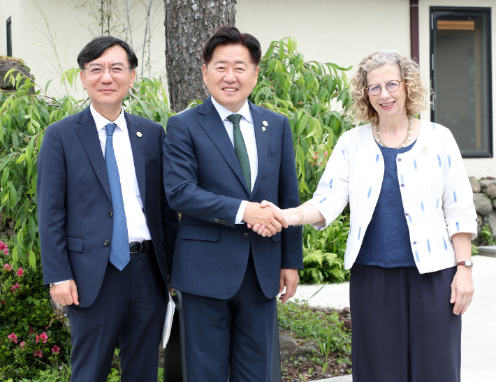 오영훈 제주지사(가운데)가 세계 환경의 날 기념행사 참석차 제주를 찾은 안데르센 유엔환경계획 사무총장(오른쪽)과 4일 만났다. 제주도 제공