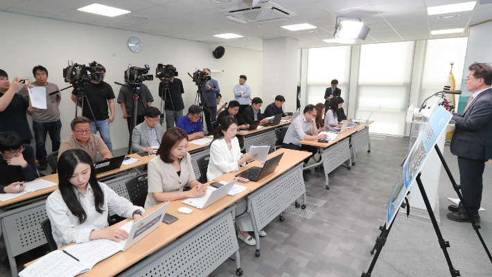 육동한 시장은 대선 직후인 4일 시청 기자실에서 기자회견을 열고 대통령 공약 가운데 춘천과 강원권에 직접 영향을 미치는 주요 사안들을 점검했다. 자료사진