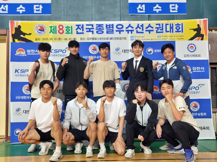 경주시청 직장운동경기부 우슈팀이 제8회 전국종별우슈선수권대회를 마친 뒤 단체사진을 촬영하고 있다. 사진 뒷줄 왼쪽부터 권대화, 장세영, 전성진 선수, 김정남 코치, 우승수 감독 앞줄 왼쪽부터 김동민, 백승훈, 강희찬, 윤동해, 서희성 선수. 경주시 제공