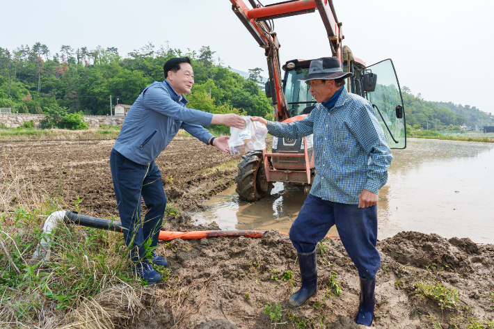월성원자력본부 정원호 본부장이 모내기 현장에 새참을 전달하고 있다. 월성본부 제공