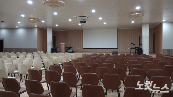 400여 명을 수용해 음악 공연과 대규모 강연을 할 수 있는 무주드림연수원 대강당. 김현주 크리에이터