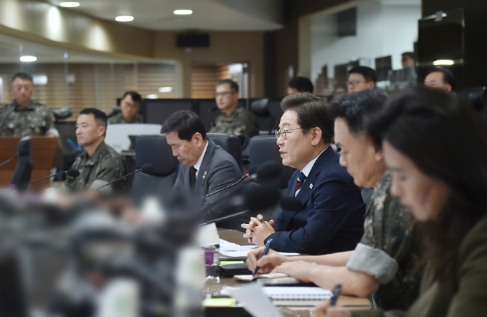 이재명 대통령이 4일 서울 용산구 합동참모본부 전투통제실을 방문해 김명수 합참의장 등 군 지휘부로부터 군사대비태세 보고를 받은 뒤 발언하고 있다. 국방부 제공