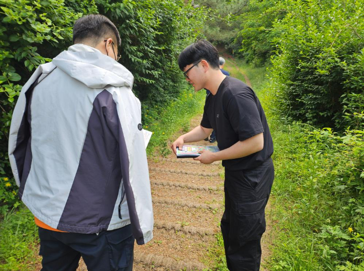 울진군청 공무원들이 산림 내 불법행위 특별단속을 위해 등산객들에게 홍보 리플렛을 배부하고 있다. 울진군 제공