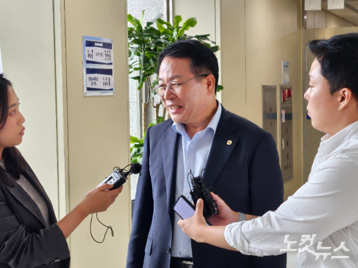  4일 익산시에 따르면 전주지검 군산지청은 공직선거법 위반 혐의를 받는 정헌율 익산시장에 대해 불기소 결정을 내렸다. 사진은 2024년 9월 5일 소환조사를 받고 나와 취재진의 질문에 답하는 정 시장. 김대한 기자