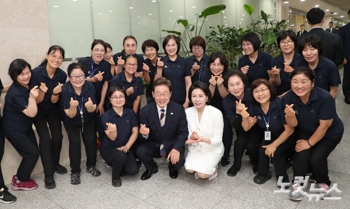 이재명 제21대 대통령이 4일 오전 서울 여의도 국회에서 취임선서를 마친 뒤 청소노동자 최성자 씨 등과 기념촬영을 하고 있다. 윤창원 기자
