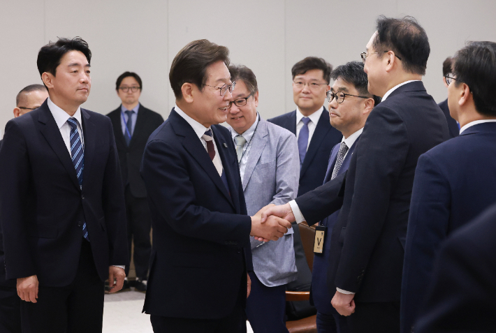 [속보]비상경제점검TF 주재한 李, 참석자들과 개인 연락처 교환