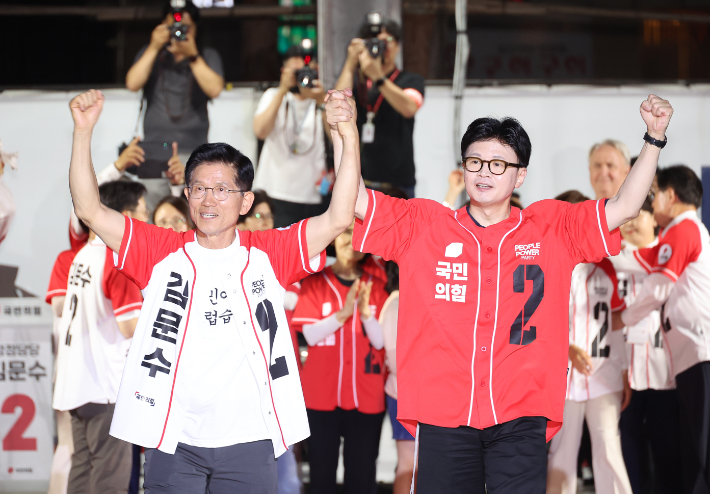 한동훈 전 대표 손 잡은 김문수 대선후보     (서울=연합뉴스) 박동주 기자 = 국민의힘 김문수 대선 후보가 2일 서울시청 앞 서울광장에서 열린 피날레 유세에서 한동훈 전 대표의 손을 잡고 지지를 호소하고 있다. 2025.6.2     pdj6635@yna.co.kr (끝)   <저작권자(c) 연합뉴스, 무단 전재-재배포, AI 학습 및 활용 금지> 연합뉴스
