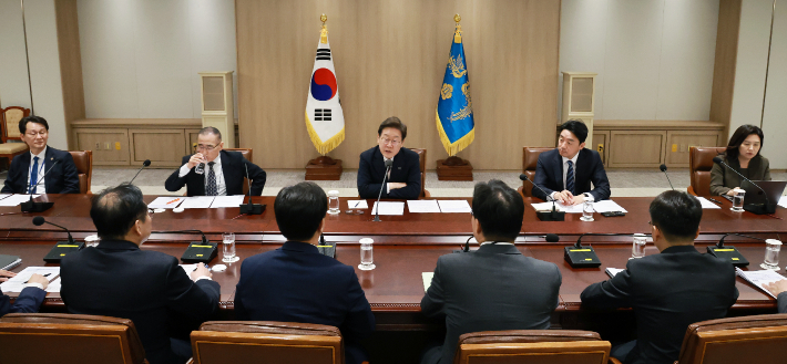 140분 이어진 경제점검회의…李 "직급 떠나 제안 달라"