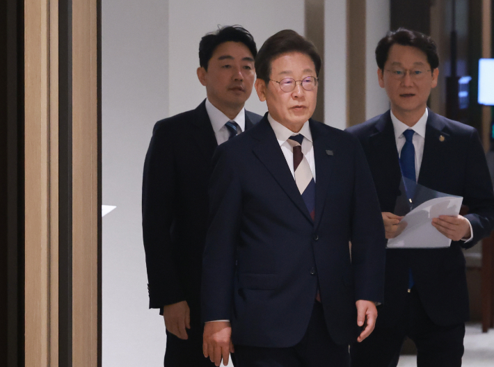 이재명 대통령이 4일 서울 용산 대통령실 청사에서 열린 '대통령 1호 명령, 비상경제점검 태스크포스(TF) 회의'에 참석하고 있다. 연합뉴스