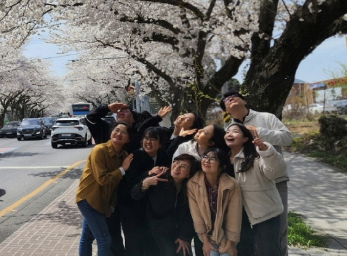 센터 선생님과 함께 워크숍 중. 김미리 센터장 제공. 