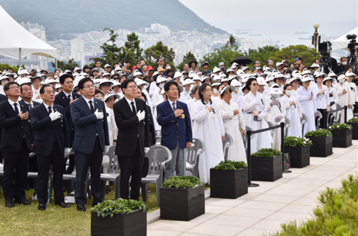 부산시는 6일 오전 중앙공원 충혼탑 앞에서 '제70회 현충일 추념식'을 개최한다.  부산시 제공 