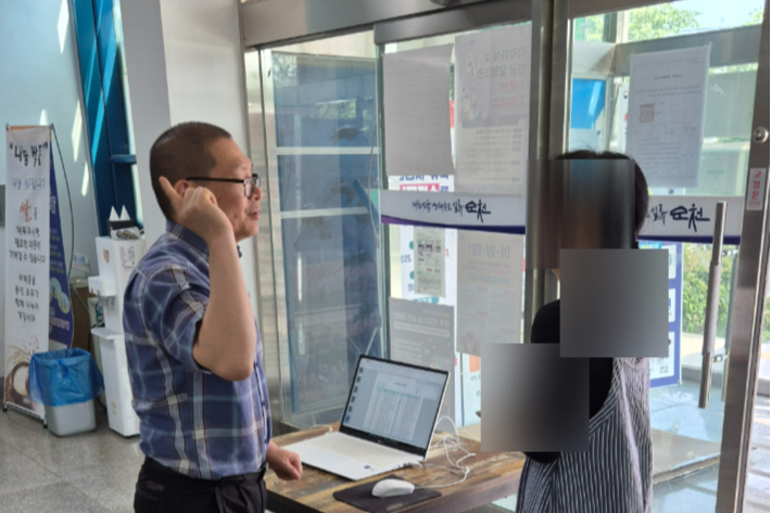 도사동 행정복지센터 전동준 총무팀장(왼쪽)이 3일 유권자에게 투표소를 안내하고 있다. 독자 제공