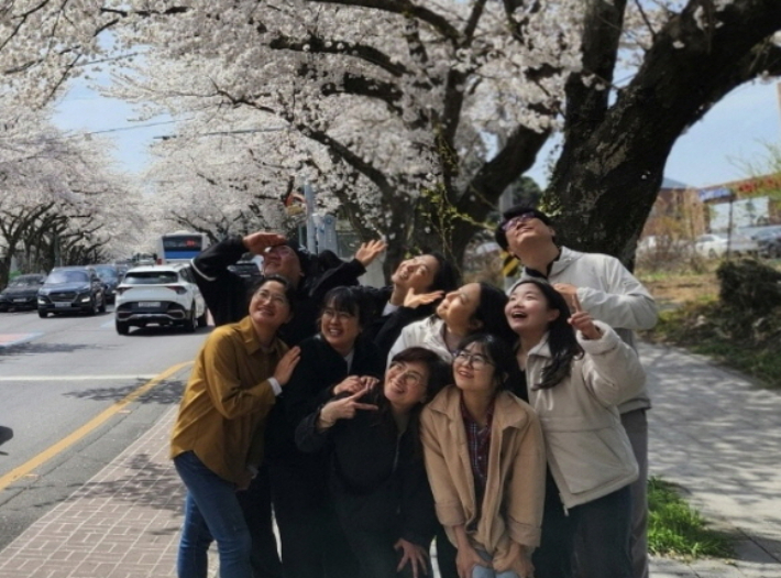 센터 선생님과 함께 워크숍 중. 김미리 센터장 제공