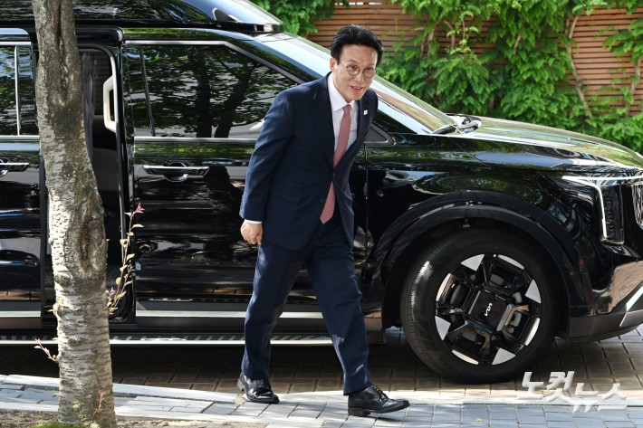 이재명 정부 첫 국무총리 후보로 지명된 김민석 더불어민주당 최고위원이 5일 오전 서울 종로구 통의동 금융감독원 연수원에 마련된 인사청문회 준비 사무실로 첫 출근을 하고 있다.