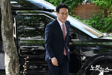 이재명 정부 첫 국무총리 후보로 지명된 김민석 더불어민주당 최고위원이 5일 오전 서울 종로구 통의동 금융감독원 연수원에 마련된 인사청문회 준비 사무실로 첫 출근을 하고 있다.