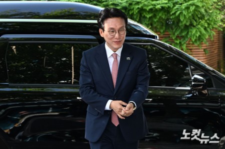 이재명 정부 첫 국무총리 후보로 지명된 김민석 더불어민주당 최고위원이 5일 오전 서울 종로구 통의동 금융감독원 연수원에 마련된 인사청문회 준비 사무실로 첫 출근을 하고 있다.