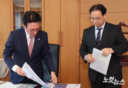 김민석 국무총리 후보자가 5일 서울 종로구 통의동 금융감독연수원에 마련된 인사청문회 준비 사무실로 출근, 신문 자료를 살펴보고 있다.
