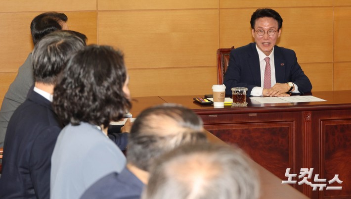 김민석 국무총리 후보자가 5일 서울 종로구 통의동 금융감독연수원에 마련된 인사청문회 준비 사무실에서 열린 간부들과의 회의에서 인사말을 하고 있다.