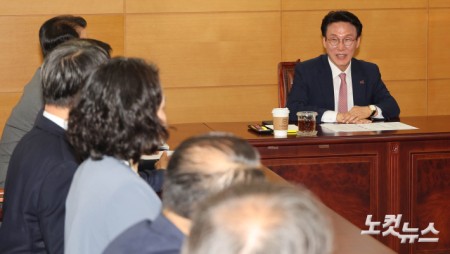 김민석 국무총리 후보자가 5일 서울 종로구 통의동 금융감독연수원에 마련된 인사청문회 준비 사무실에서 열린 간부들과의 회의에서 인사말을 하고 있다.