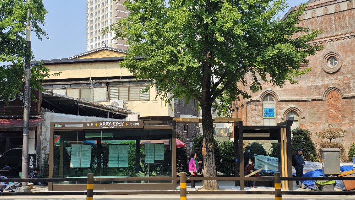 새단장을 마친 전주 중앙성당 앞 버스 승강장. 전주시 제공