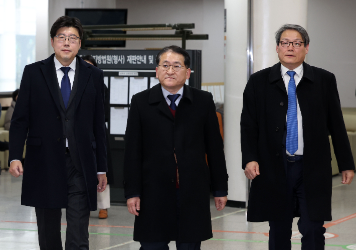 법정 나서는 이규원(왼쪽부터)-차규근-이광철. 연합뉴스