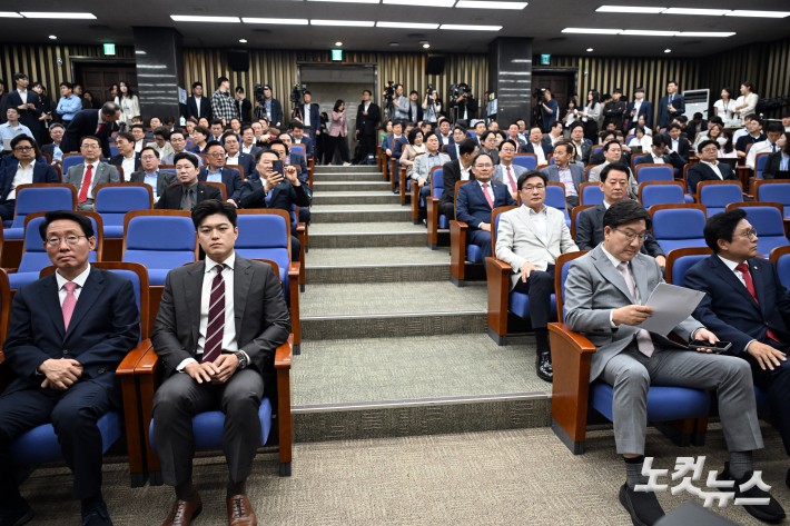 국민의힘 김용태 비상대책위원장과 권성동 원내대표가 5일 서울 여의도 국회에서 열린 당 의원총회에 참석하고 있다. 이날 의총에서 권 원내대표는 사퇴 의사를 밝히고 회의장을 떠났다.