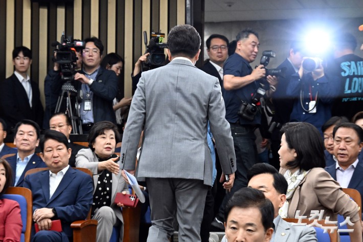 국민의힘 권성동 원내대표가 5일 서울 여의도 국회에서 열린 의원총회에서 사퇴의사를 밝히고 자리를 떠나고 있다.