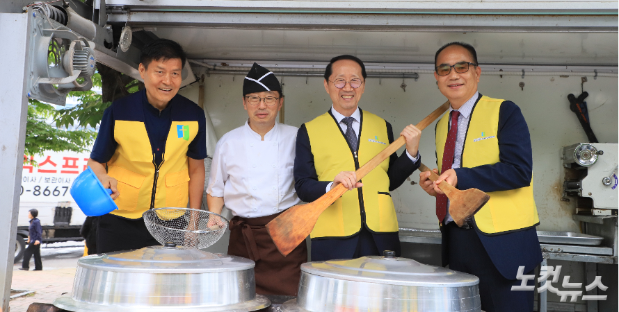 직접 짜장을 만드는 광주전남남전련 회장 김원식 장로(왼쪽 두번째)와 참석자들이 기념촬영을 하고 있다. 한세민