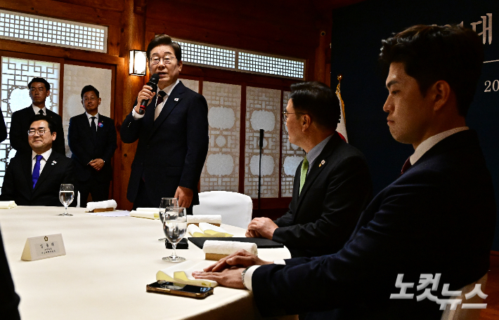 이재명 대통령이 4일 오후 서울 여의도 국회 사랑재에서 열린 제21대 대통령 취임 기념 오찬에 참석해 모두발언을 하고 있다. 윤창원 기자