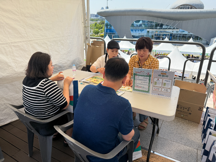 전북교육청이 서울새활용플라자에서 열린 '2025 서울 생태전환교육 한마당'에 참여해 전북 농어촌유학 상담 부스를 운영했다. 전북교육청 제공