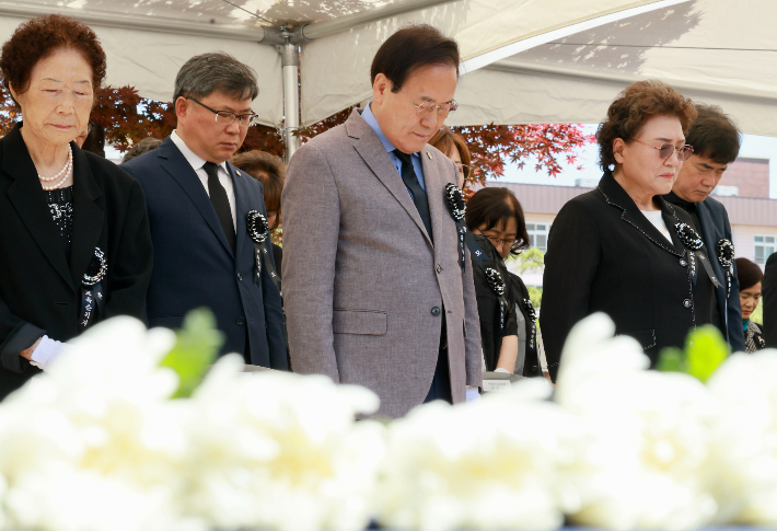 서거석 전북교육감이 5일 전주학생교육문화관 순직교육자 추모탑에서 열린 '제39회 순직교육자 추모제'에서 묵념하고 있다. 전북교육청 제공