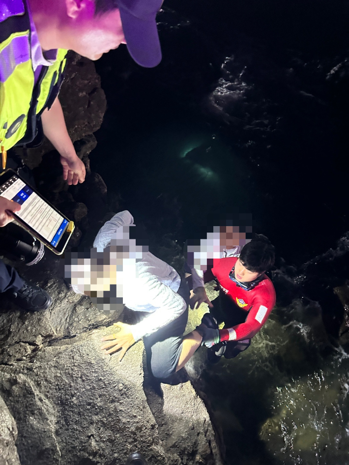 부안 해경, 채석강 밀물에 고립된 관광객 6명 구조