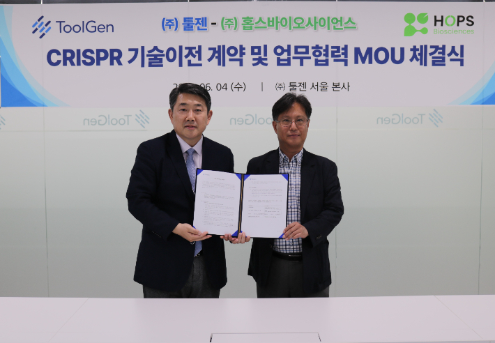 지난 4일 의료용 대마 종자 개발과 관련한 협약식에서 이정환 ㈜홉스바이오사이언스 대표(오른쪽)가 툴젠 관계자과 기념 촬영을 하고 있다. 전북대 제공