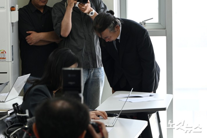 5일 오후 서울 종로구 참여연대에서 열린 태안화력 故김충현 비정규직 노동자 사망사고 조사발표 기자회견에서 최진일 대책위 상황실장이 1차 사고조사 발표를 하고 있다.