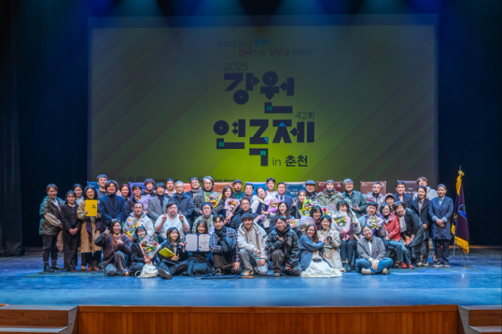 2025 강원연극제에 출연한 강원 지역 극단 배우와 관계자들. 백향씨어터 권대혁 대표 제공