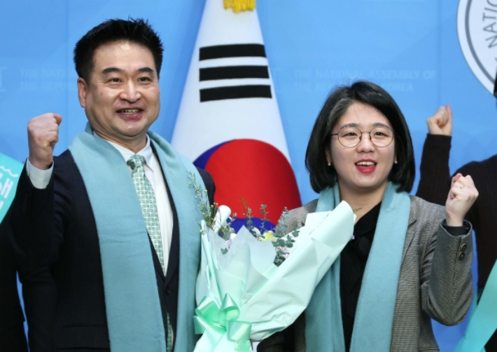 기본소득당 "최혁진, 복귀 약속 어겨…승계 순번 취소"