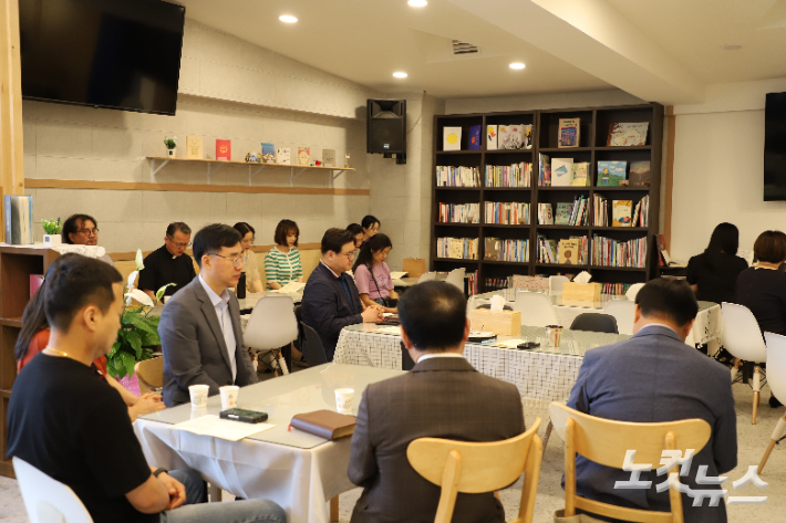 '라면먹는 작은도서관'이 5일 포항 불종로에서 개관 감사예배를 드렸다. 유상원 아나운서