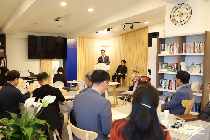 예배에서는 석성환 목사(포항중섬로교회)가 고린도후서 2:14~15을 통해 '향기로운 들풀교회'를 제목으로 설교했다. 유상원 아나운서 