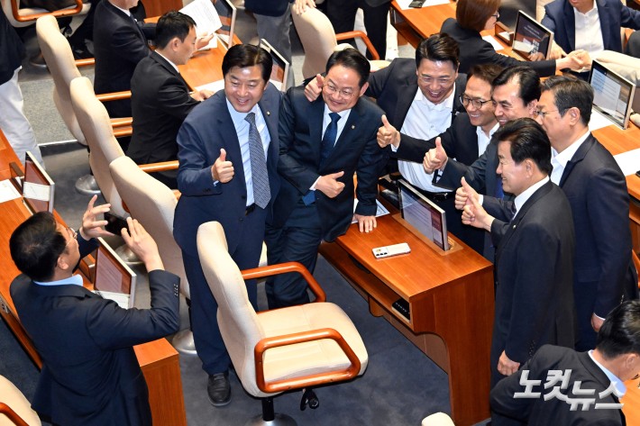 5일 서울 여의도 국회에서 열린 제426회국회(임시회) 제1차 본회의에서 더불어민주당 의원들이 기념촬영을 하고 있다.