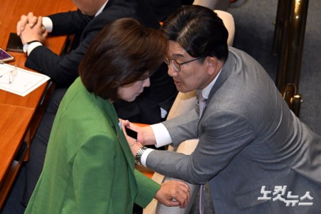 국민의힘 의원총회에서 사퇴 의사를 밝힌 권성동 원내대표가 5일 서울 여의도 국회에서 열린 제426회국회(임시회) 제1차 본회의에 참석해 나경원 의원과 대화를 하고 있다.