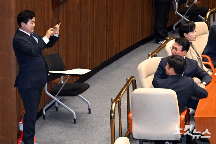 5일 서울 여의도 국회에서 열린 제426회국회(임시회) 제1차 본회의에서 더불어민주당 박찬대 당대표 직무대행 겸 원내대표가 김민석 국무총리 후보자가 참석하자 기념촬영을 해주고 있다.