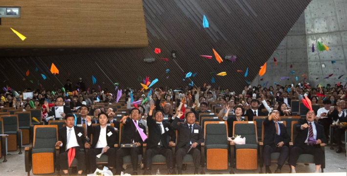 조보현 학교법인 배재학당 이사장, 김욱 배재대 총장 등이 5일 배재대 아펜젤러기념관에서 열린 '배재학당 창립 제140주년 기념예배' 중 '배재 200년을 향한 종이비행기' 날리기를 하고 있다. 배재대 제공