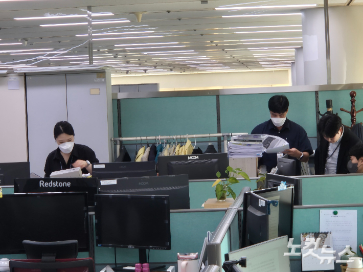 광주경찰이 5일 설계 공모 당선작 선정 과정에서 특혜 의혹이 일고 있는 광주시 관련부서를 압수수색하고 있다. 조시영 기자